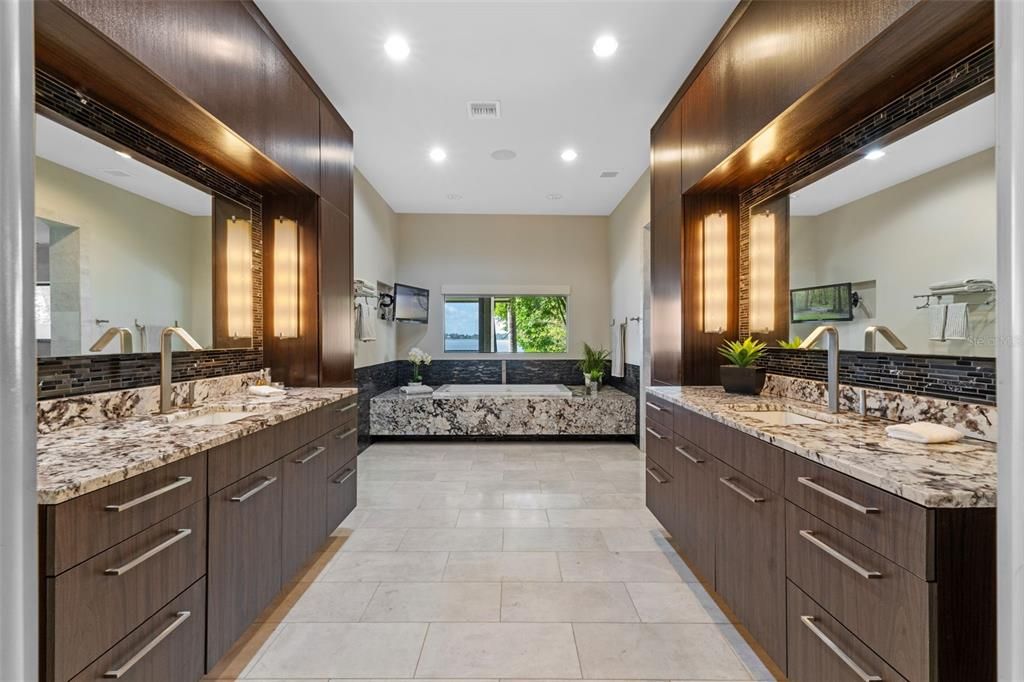 Под контрактом: $3,795,000 (5 спален, 4 ванн, 7263 Квадратных фут)