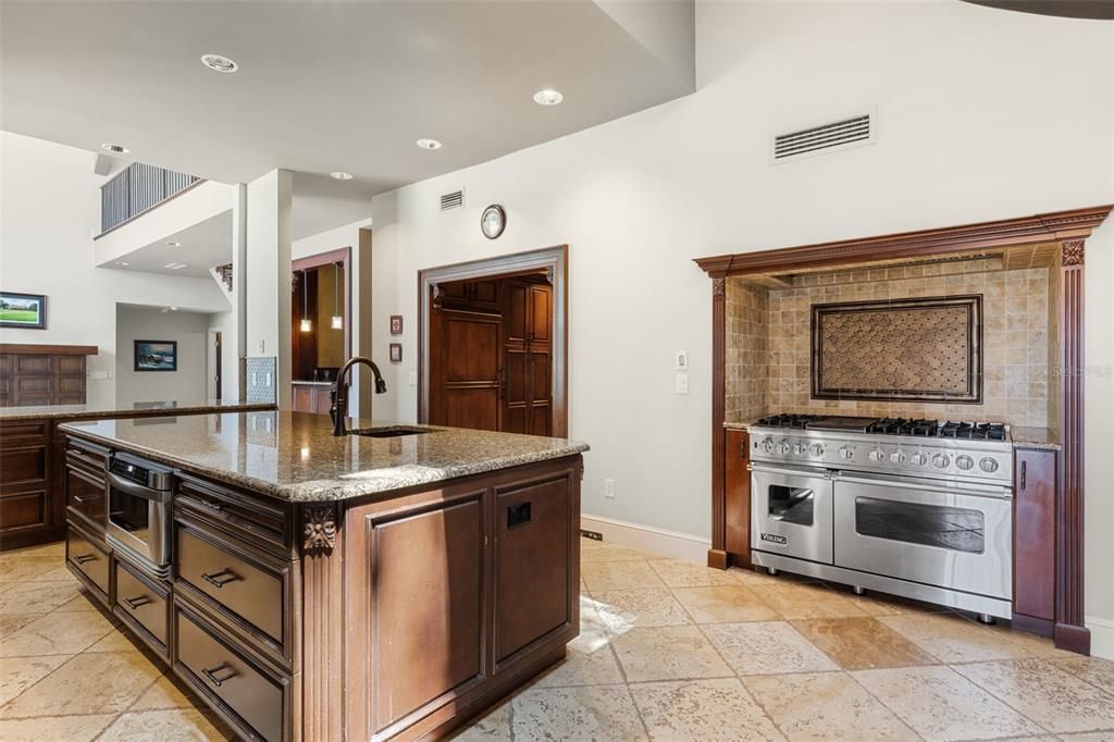 Под контрактом: $3,795,000 (5 спален, 4 ванн, 7263 Квадратных фут)