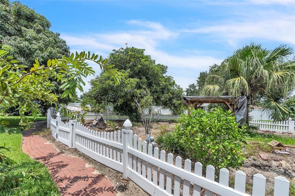 Active With Contract: $535,000 (4 beds, 2 baths, 2336 Square Feet)