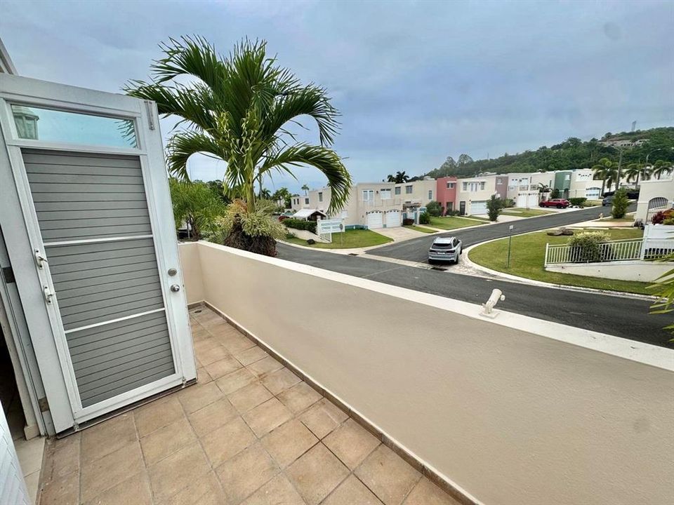 合同活跃: $395,000 (3 贝兹, 2 浴室, 2200 平方英尺)