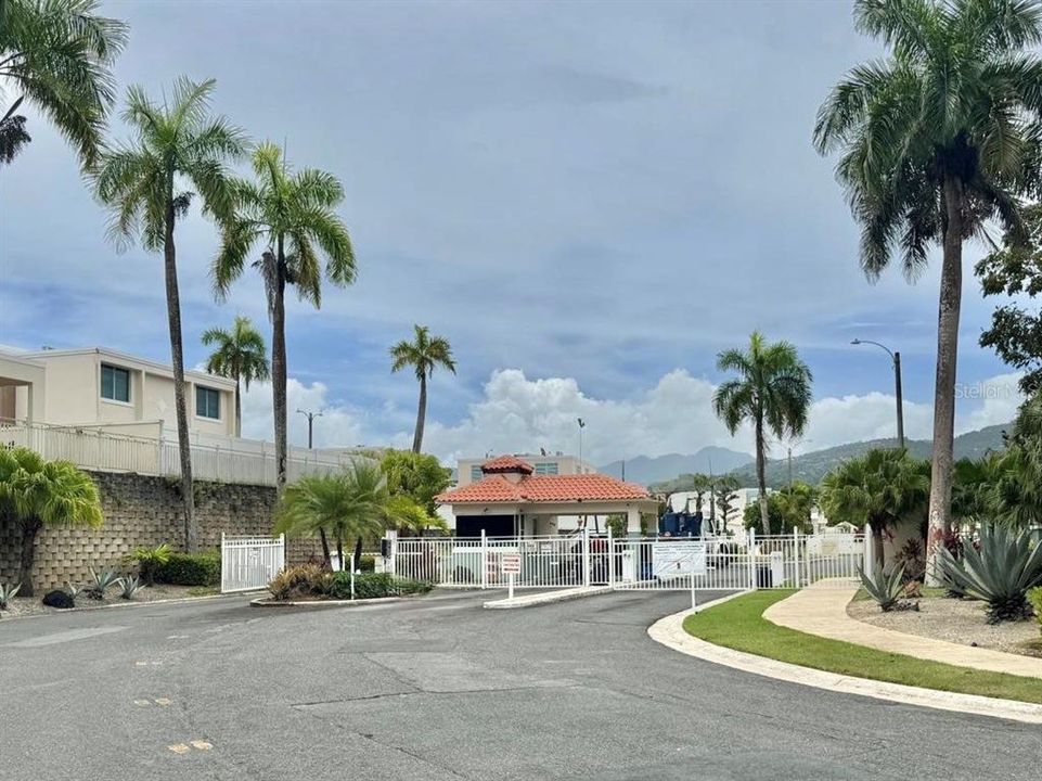 合同活跃: $395,000 (3 贝兹, 2 浴室, 2200 平方英尺)