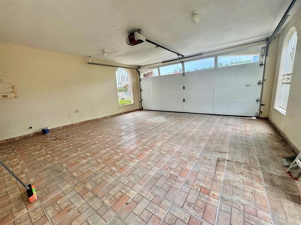 合同活跃: $395,000 (3 贝兹, 2 浴室, 2200 平方英尺)