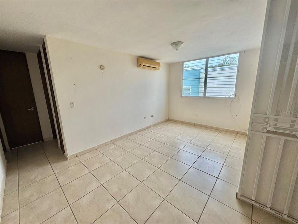 合同活跃: $395,000 (3 贝兹, 2 浴室, 2200 平方英尺)