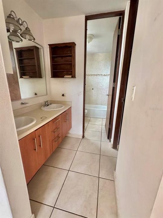 合同活跃: $395,000 (3 贝兹, 2 浴室, 2200 平方英尺)