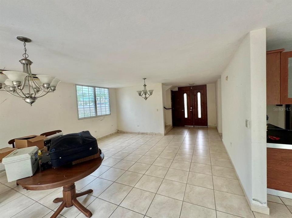 合同活跃: $395,000 (3 贝兹, 2 浴室, 2200 平方英尺)