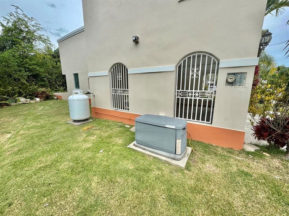 合同活跃: $395,000 (3 贝兹, 2 浴室, 2200 平方英尺)