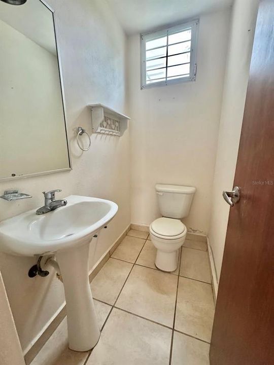 合同活跃: $395,000 (3 贝兹, 2 浴室, 2200 平方英尺)