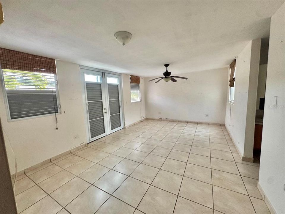 合同活跃: $395,000 (3 贝兹, 2 浴室, 2200 平方英尺)