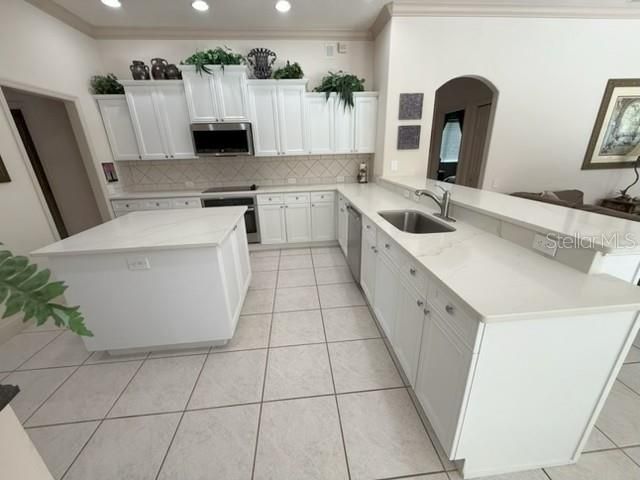 En Venta: $889,900 (4 camas, 3 baños, 3274 Pies cuadrados)