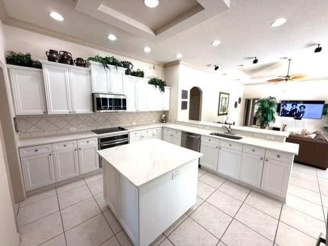 En Venta: $889,900 (4 camas, 3 baños, 3274 Pies cuadrados)