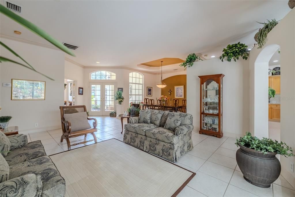 En Venta: $889,900 (4 camas, 3 baños, 3274 Pies cuadrados)