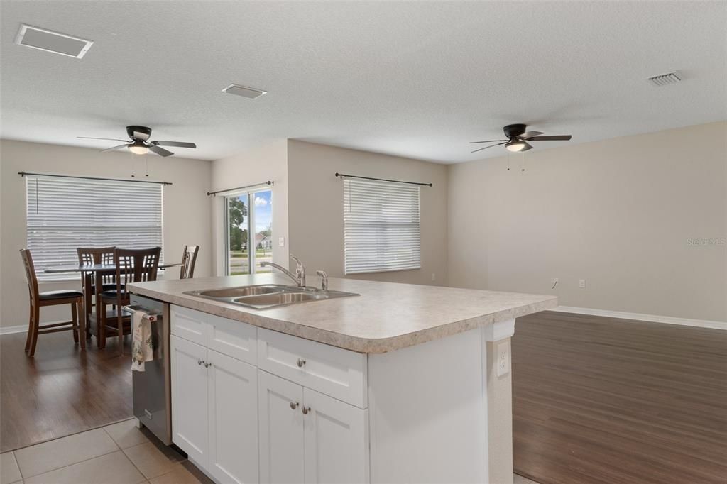 待售: $259,000 (3 贝兹, 2 浴室, 1698 平方英尺)