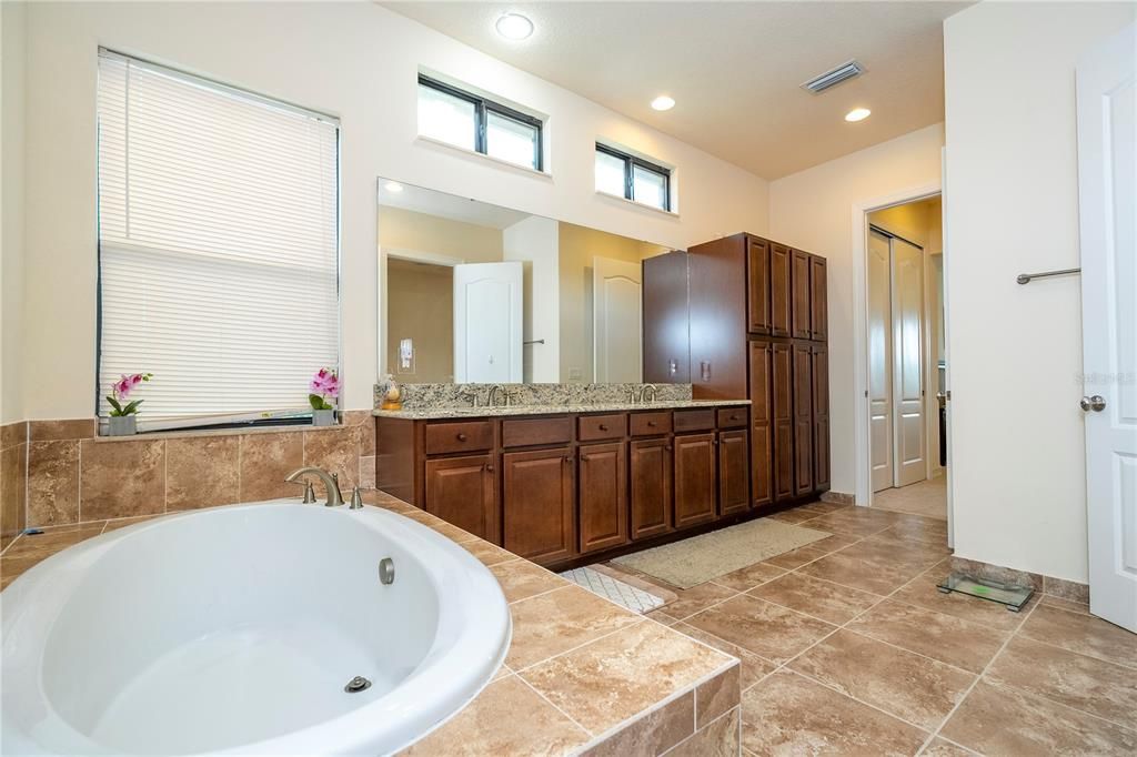 For Sale: $1,599,000 (4 beds, 3 baths, 4460 Square Feet)