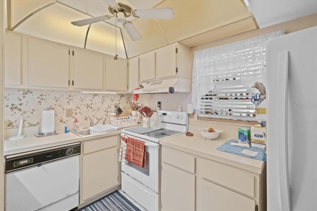 合同活跃: $100,000 (3 贝兹, 2 浴室, 1274 平方英尺)