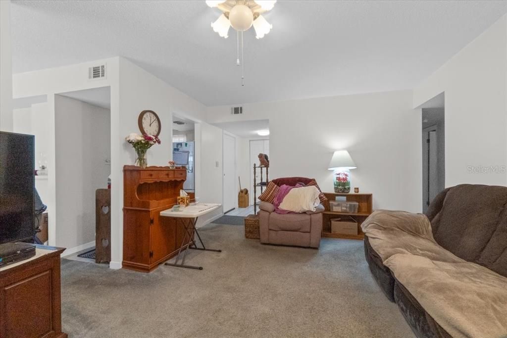 合同活跃: $100,000 (3 贝兹, 2 浴室, 1274 平方英尺)