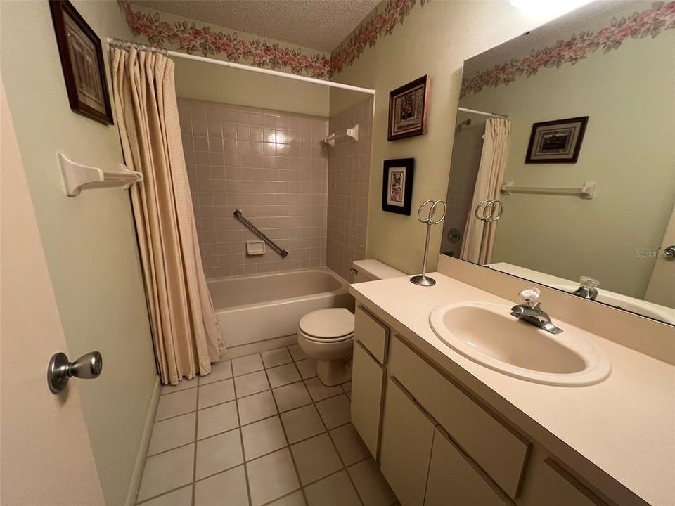 Activo con contrato: $119,900 (2 camas, 2 baños, 1369 Pies cuadrados)