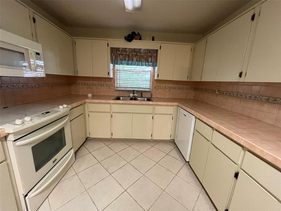 Activo con contrato: $119,900 (2 camas, 2 baños, 1369 Pies cuadrados)