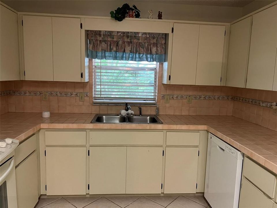 Activo con contrato: $119,900 (2 camas, 2 baños, 1369 Pies cuadrados)