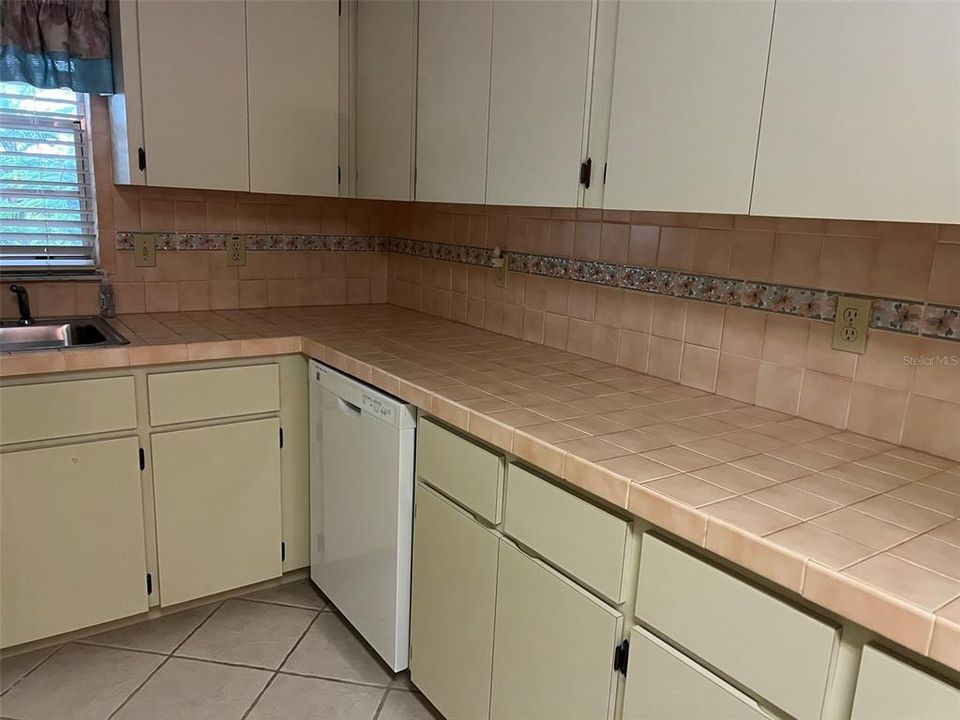 Activo con contrato: $119,900 (2 camas, 2 baños, 1369 Pies cuadrados)