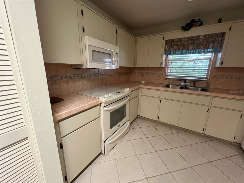 Activo con contrato: $119,900 (2 camas, 2 baños, 1369 Pies cuadrados)