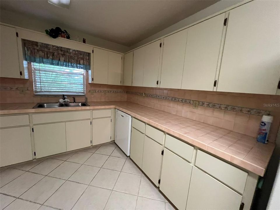 Activo con contrato: $119,900 (2 camas, 2 baños, 1369 Pies cuadrados)