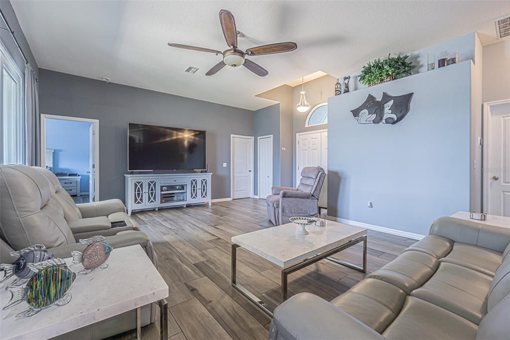 En Venta: $550,000 (3 camas, 2 baños, 1547 Pies cuadrados)