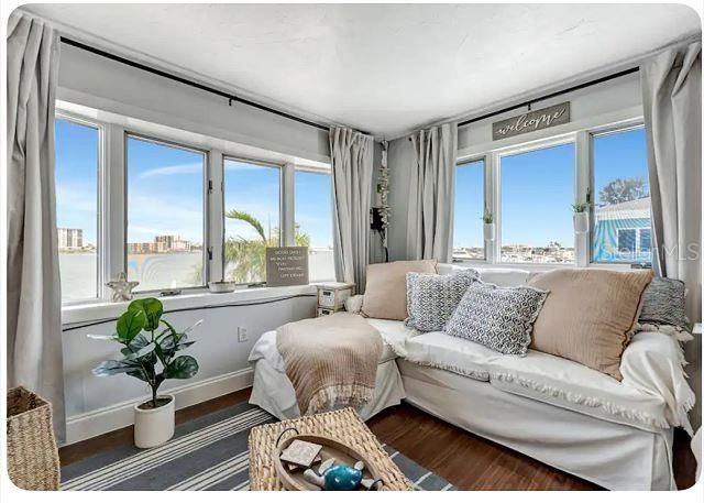 На продажу: $300,000 (1 спален, 1 ванн, 243 Квадратных фут)