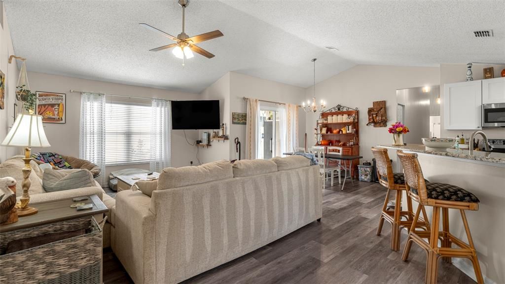 待售: $335,000 (3 贝兹, 2 浴室, 1367 平方英尺)