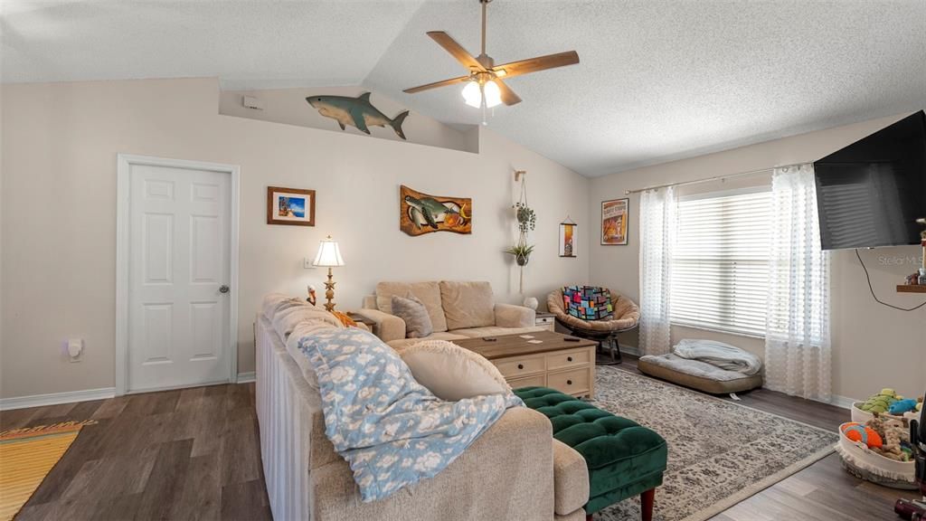 待售: $335,000 (3 贝兹, 2 浴室, 1367 平方英尺)