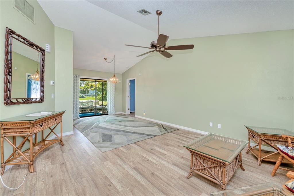 合同活跃: $230,000 (2 贝兹, 2 浴室, 1091 平方英尺)