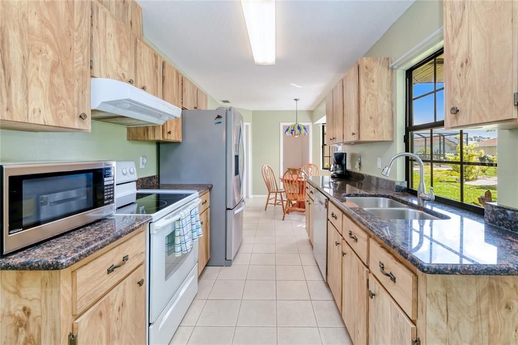 合同活跃: $230,000 (2 贝兹, 2 浴室, 1091 平方英尺)