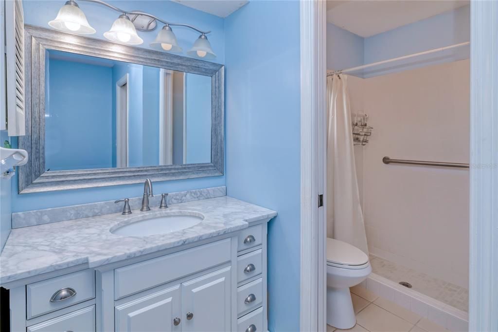 合同活跃: $230,000 (2 贝兹, 2 浴室, 1091 平方英尺)