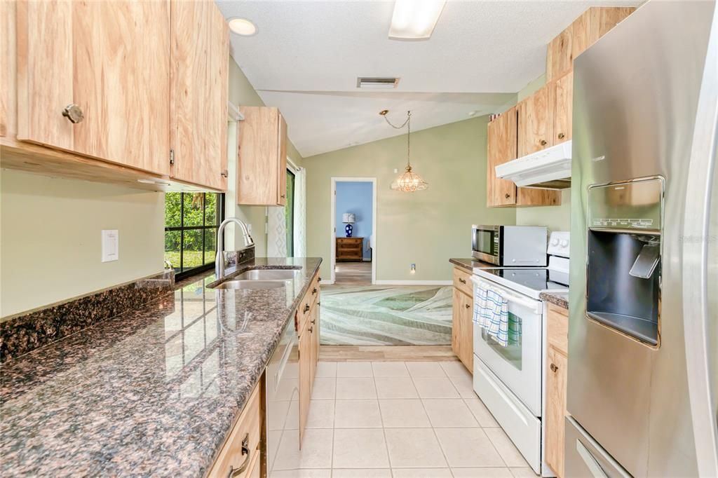 合同活跃: $230,000 (2 贝兹, 2 浴室, 1091 平方英尺)