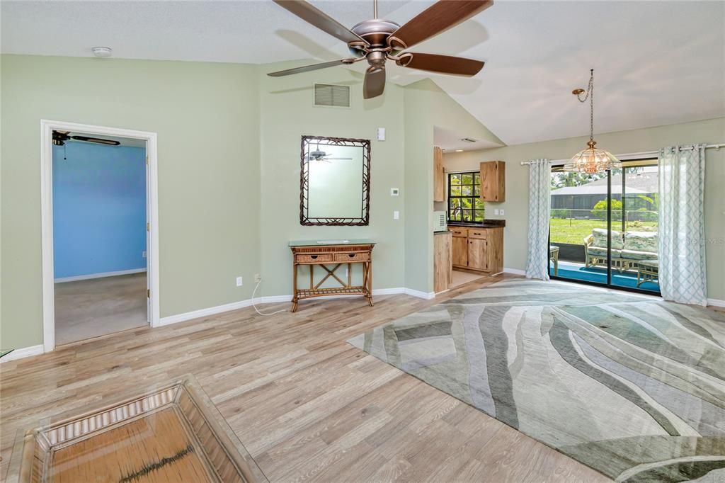 合同活跃: $230,000 (2 贝兹, 2 浴室, 1091 平方英尺)