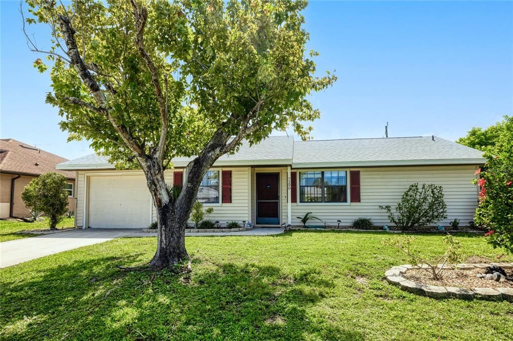 合同活跃: $230,000 (2 贝兹, 2 浴室, 1091 平方英尺)