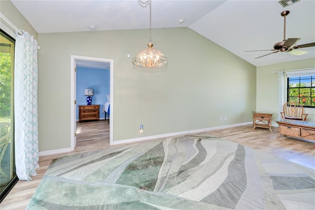 合同活跃: $230,000 (2 贝兹, 2 浴室, 1091 平方英尺)