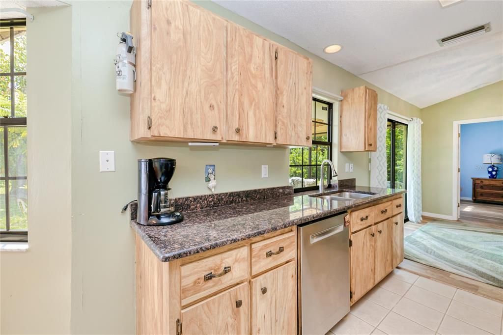 合同活跃: $230,000 (2 贝兹, 2 浴室, 1091 平方英尺)