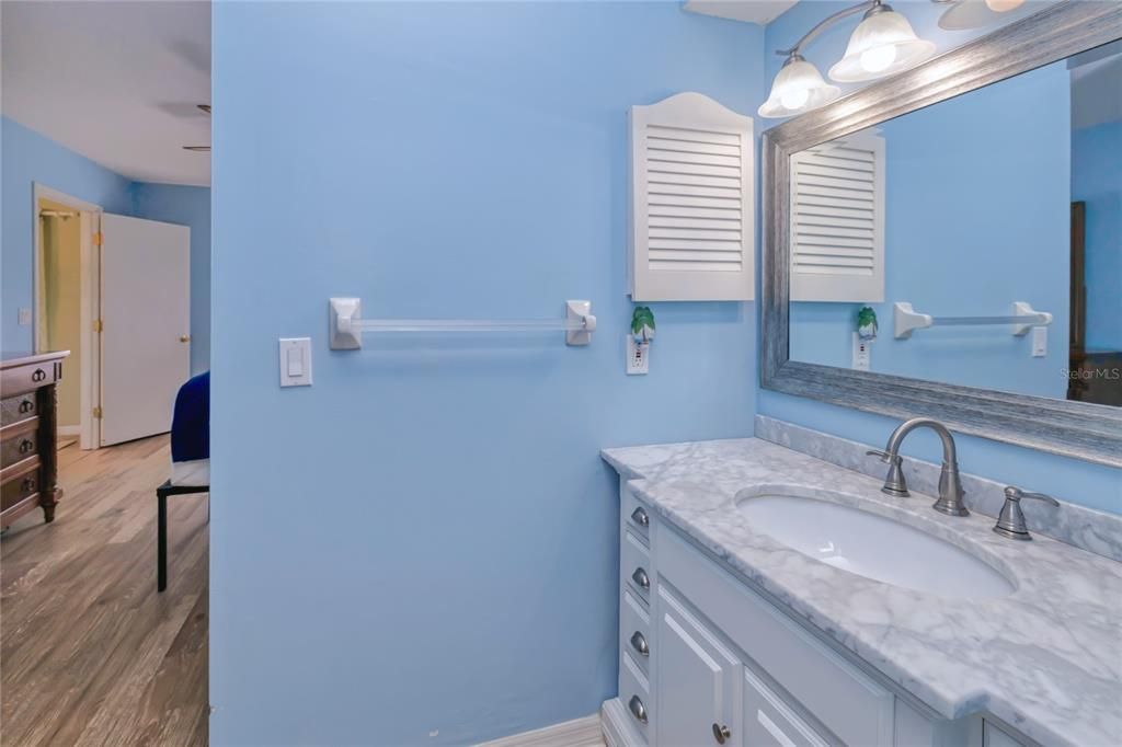 合同活跃: $230,000 (2 贝兹, 2 浴室, 1091 平方英尺)