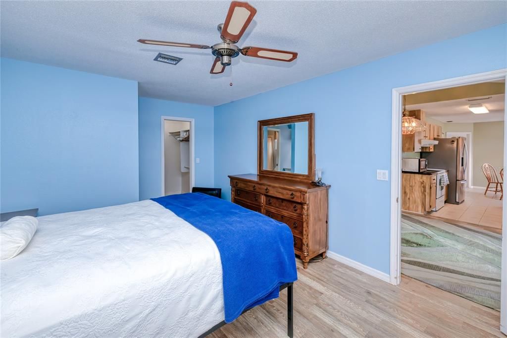 合同活跃: $230,000 (2 贝兹, 2 浴室, 1091 平方英尺)