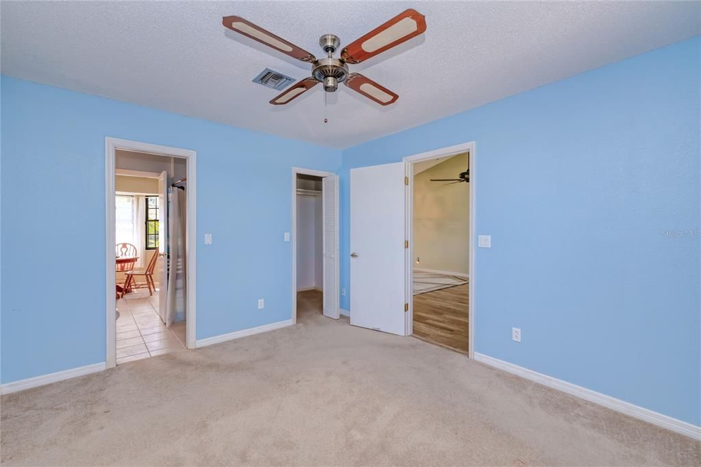 合同活跃: $230,000 (2 贝兹, 2 浴室, 1091 平方英尺)