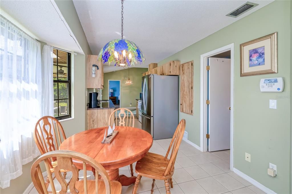 合同活跃: $230,000 (2 贝兹, 2 浴室, 1091 平方英尺)