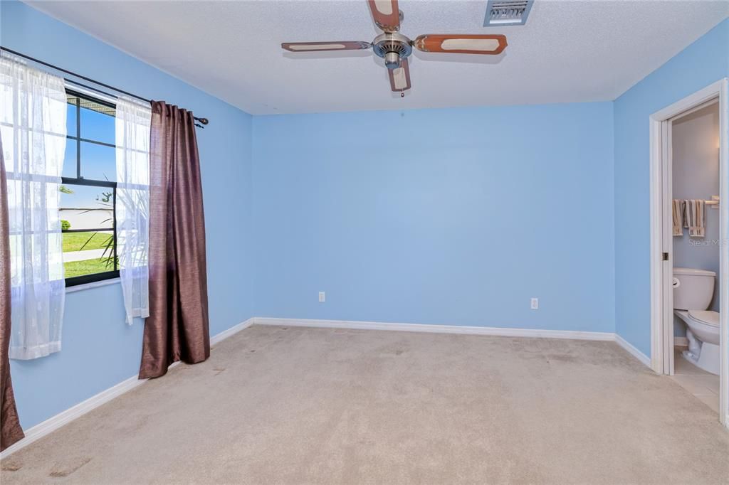 合同活跃: $230,000 (2 贝兹, 2 浴室, 1091 平方英尺)