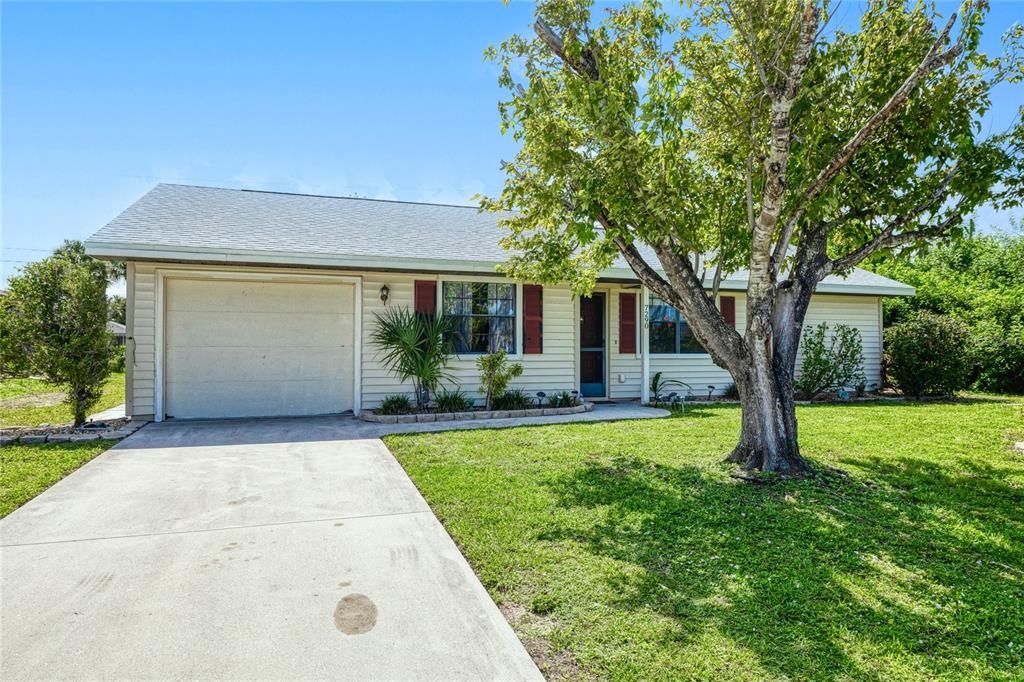 合同活跃: $230,000 (2 贝兹, 2 浴室, 1091 平方英尺)