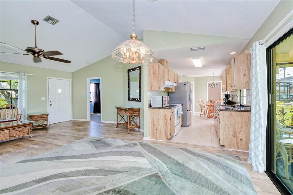 合同活跃: $230,000 (2 贝兹, 2 浴室, 1091 平方英尺)