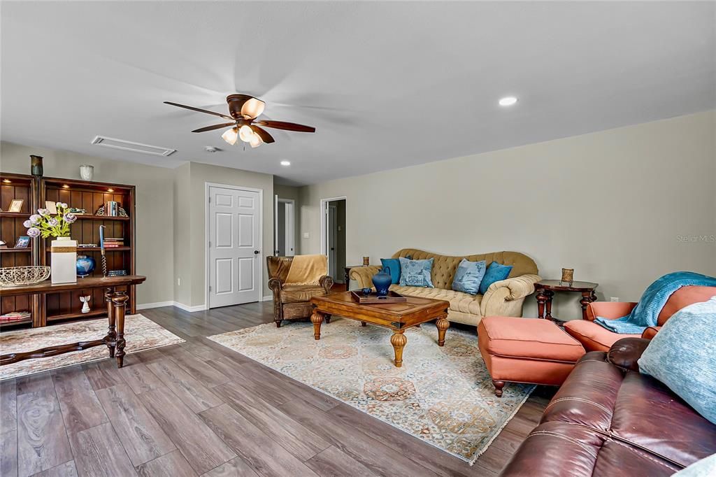 En Venta: $610,999 (3 camas, 2 baños, 2446 Pies cuadrados)