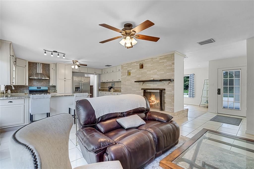 En Venta: $610,999 (3 camas, 2 baños, 2446 Pies cuadrados)