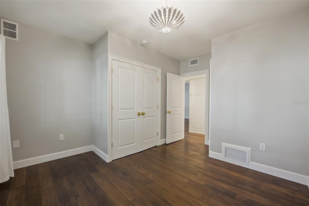 Под контрактом: $3,700 (2 спален, 1 ванн, 897 Квадратных фут)