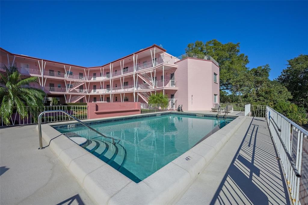 Под контрактом: $3,700 (2 спален, 1 ванн, 897 Квадратных фут)