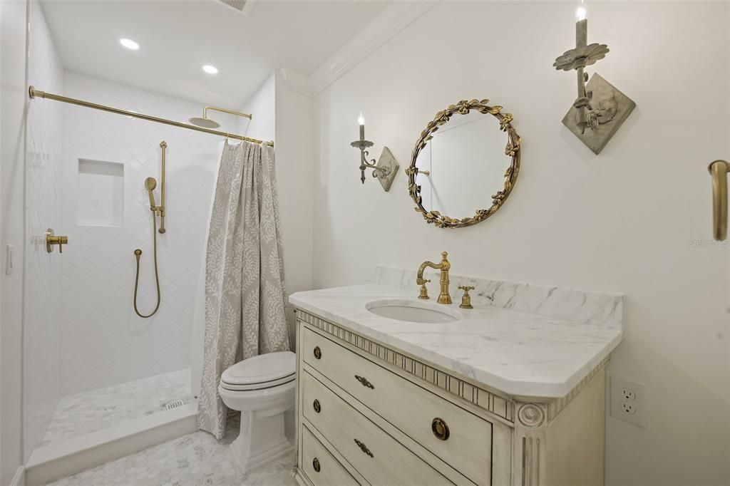 Под контрактом: $3,700 (2 спален, 1 ванн, 897 Квадратных фут)