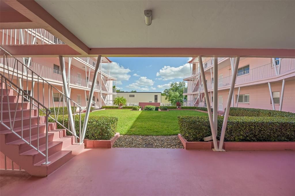 Под контрактом: $3,700 (2 спален, 1 ванн, 897 Квадратных фут)